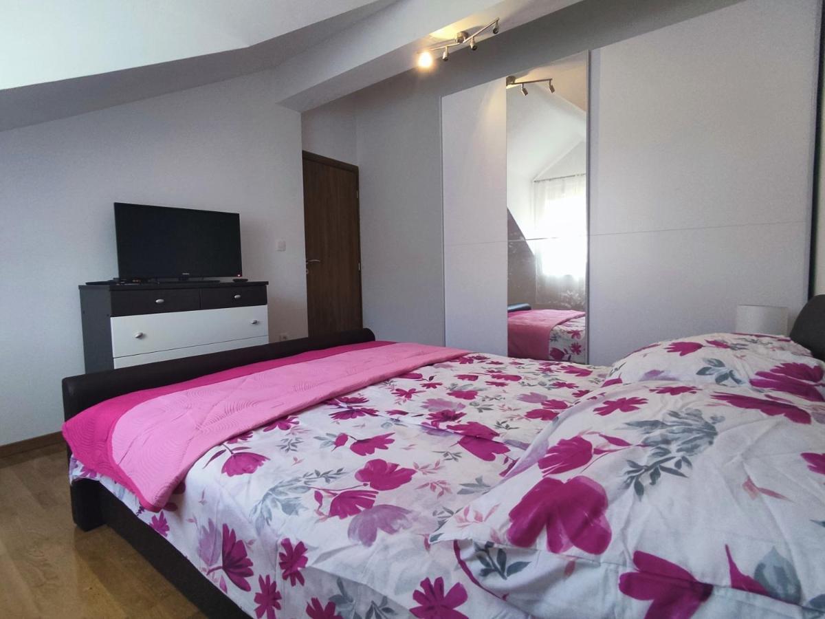 טרוגיר Sunny Attic Apartment With Balcony & Modern City Apartment With Outdoor Area, No Balcony מראה חיצוני תמונה