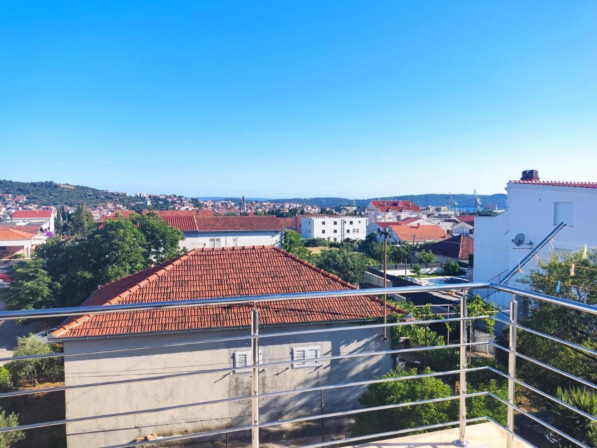 טרוגיר Sunny Attic Apartment With Balcony & Modern City Apartment With Outdoor Area, No Balcony מראה חיצוני תמונה