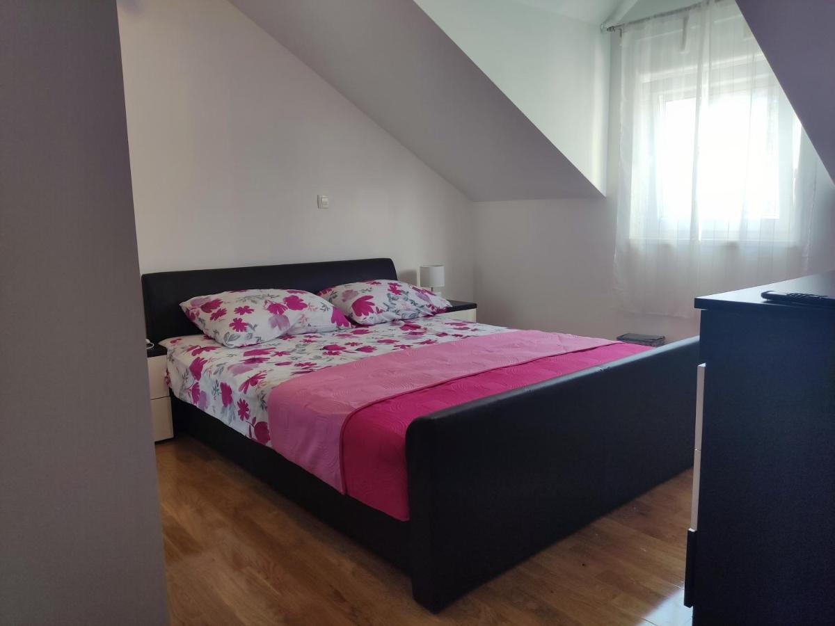 טרוגיר Sunny Attic Apartment With Balcony & Modern City Apartment With Outdoor Area, No Balcony מראה חיצוני תמונה