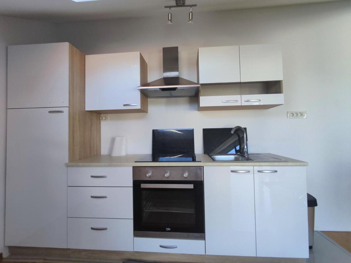 טרוגיר Sunny Attic Apartment With Balcony & Modern City Apartment With Outdoor Area, No Balcony מראה חיצוני תמונה