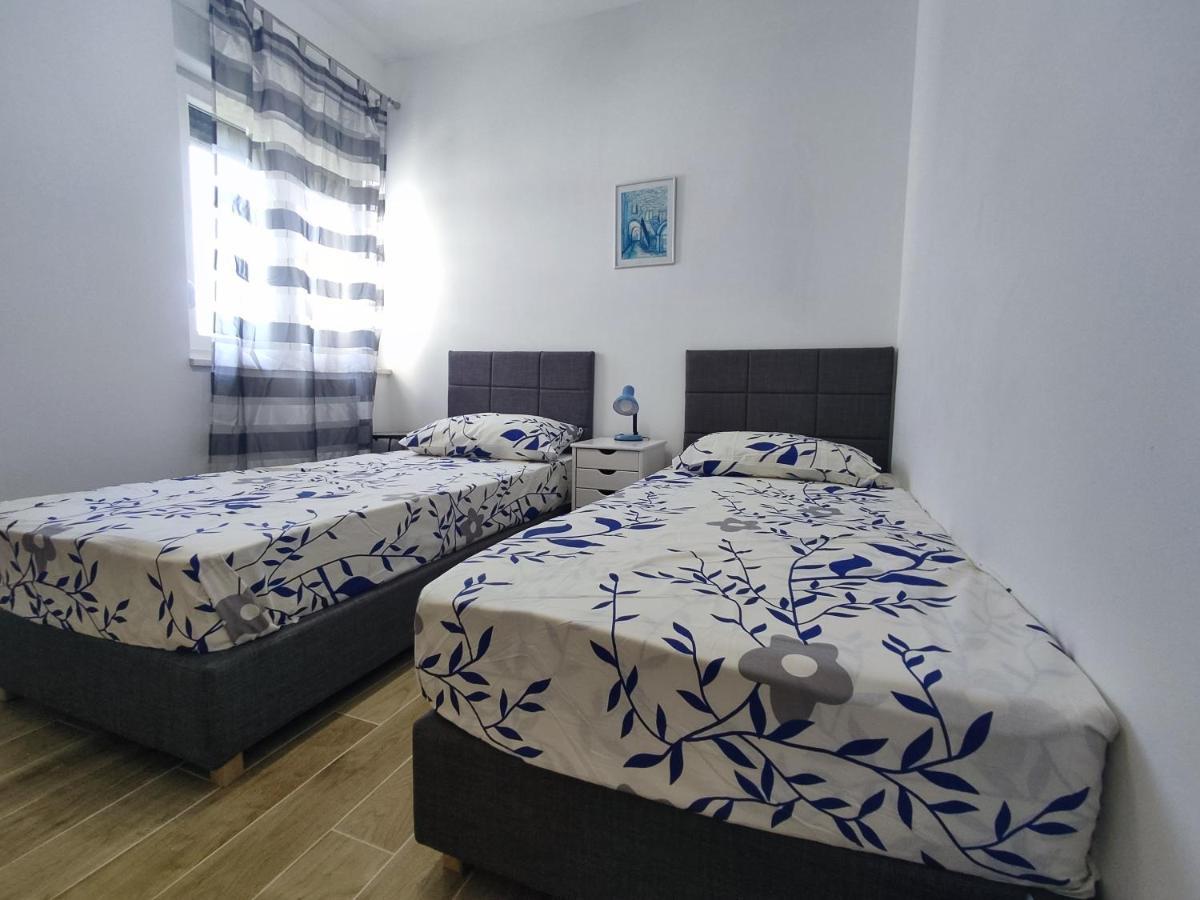 טרוגיר Sunny Attic Apartment With Balcony & Modern City Apartment With Outdoor Area, No Balcony מראה חיצוני תמונה