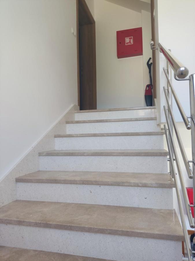 טרוגיר Sunny Attic Apartment With Balcony & Modern City Apartment With Outdoor Area, No Balcony מראה חיצוני תמונה