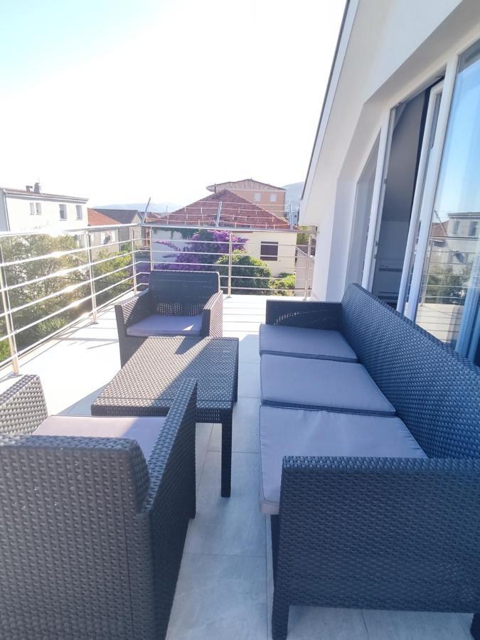 טרוגיר Sunny Attic Apartment With Balcony & Modern City Apartment With Outdoor Area, No Balcony מראה חיצוני תמונה