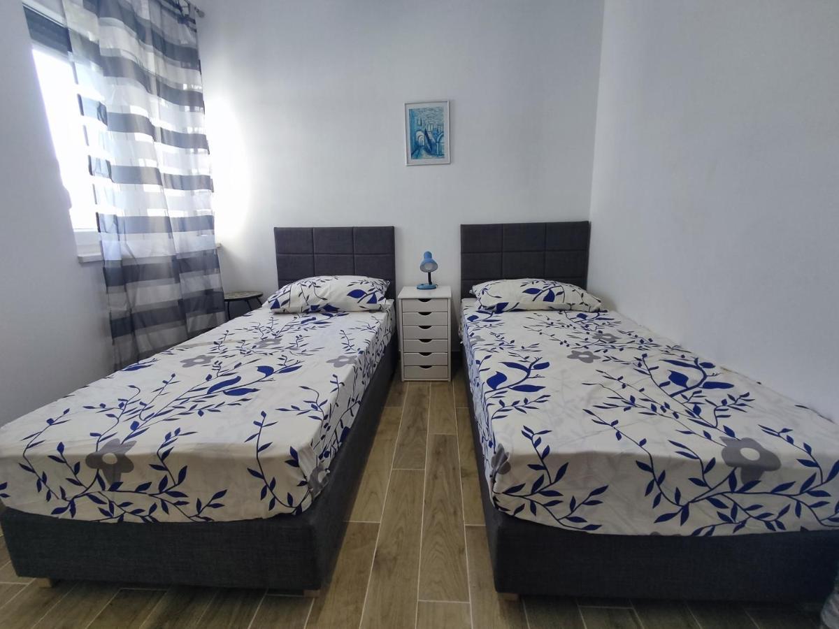 טרוגיר Sunny Attic Apartment With Balcony & Modern City Apartment With Outdoor Area, No Balcony מראה חיצוני תמונה