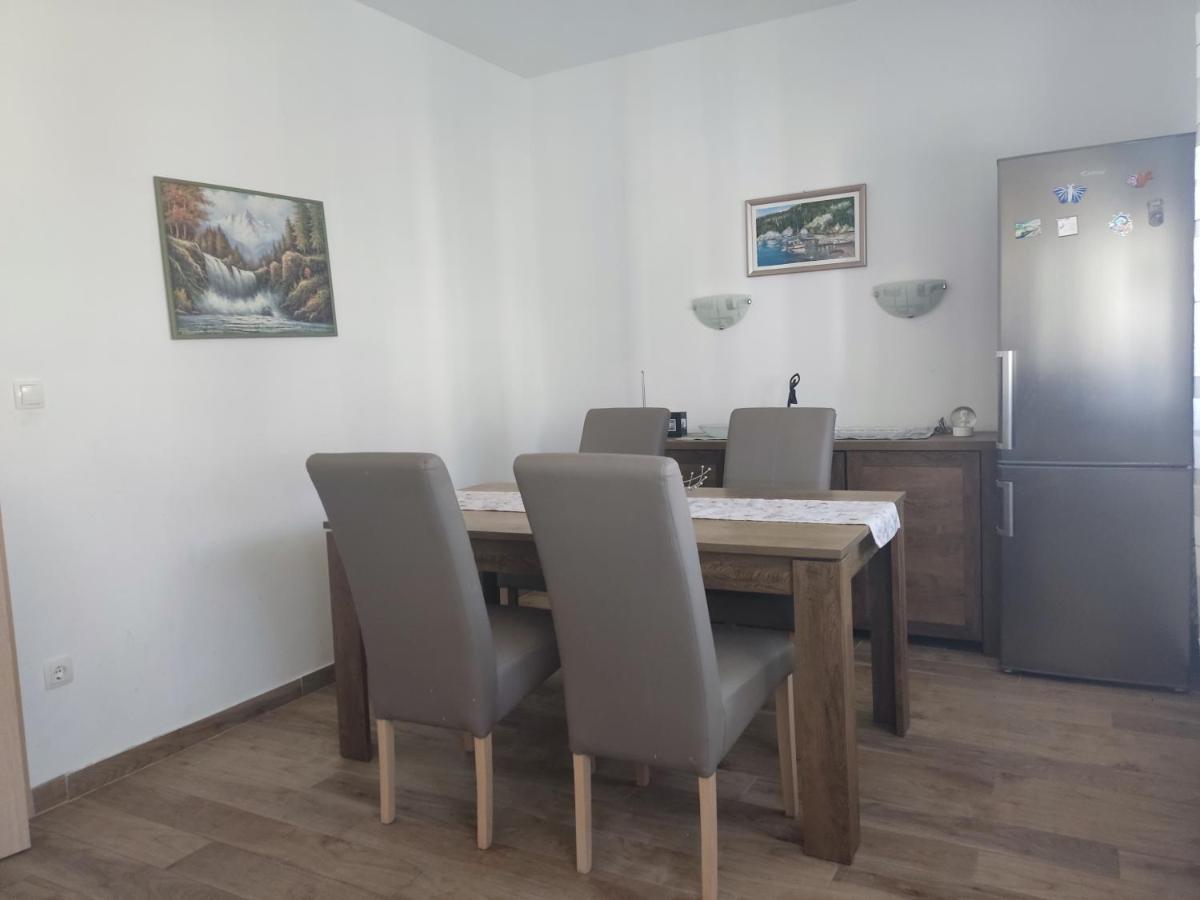 טרוגיר Sunny Attic Apartment With Balcony & Modern City Apartment With Outdoor Area, No Balcony מראה חיצוני תמונה