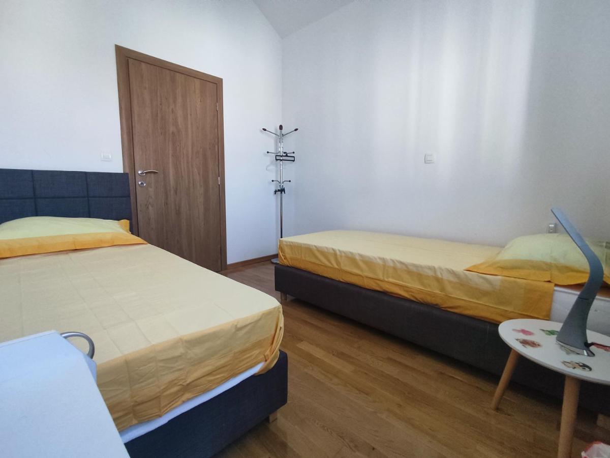 טרוגיר Sunny Attic Apartment With Balcony & Modern City Apartment With Outdoor Area, No Balcony מראה חיצוני תמונה