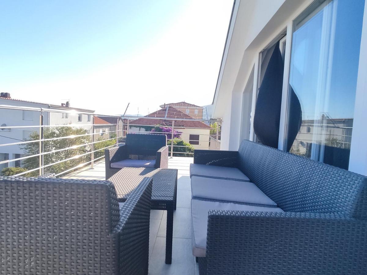 טרוגיר Sunny Attic Apartment With Balcony & Modern City Apartment With Outdoor Area, No Balcony מראה חיצוני תמונה