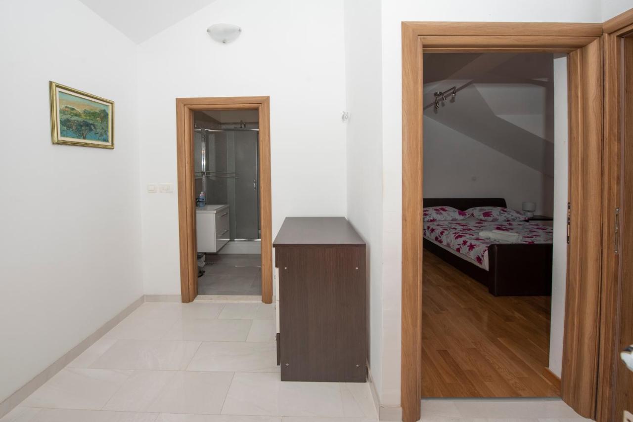 טרוגיר Sunny Attic Apartment With Balcony & Modern City Apartment With Outdoor Area, No Balcony מראה חיצוני תמונה