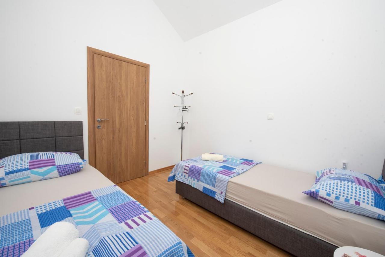 טרוגיר Sunny Attic Apartment With Balcony & Modern City Apartment With Outdoor Area, No Balcony מראה חיצוני תמונה