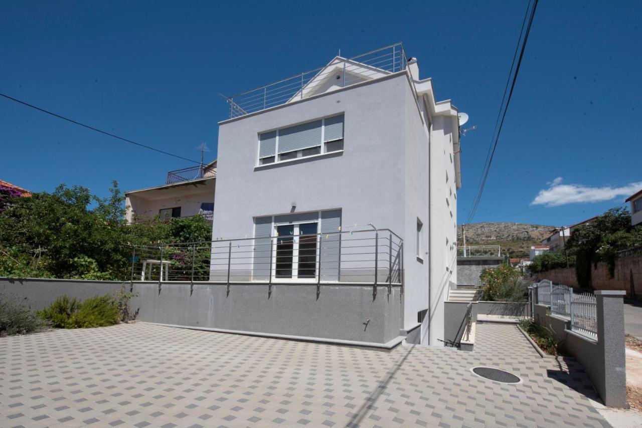 טרוגיר Sunny Attic Apartment With Balcony & Modern City Apartment With Outdoor Area, No Balcony מראה חיצוני תמונה