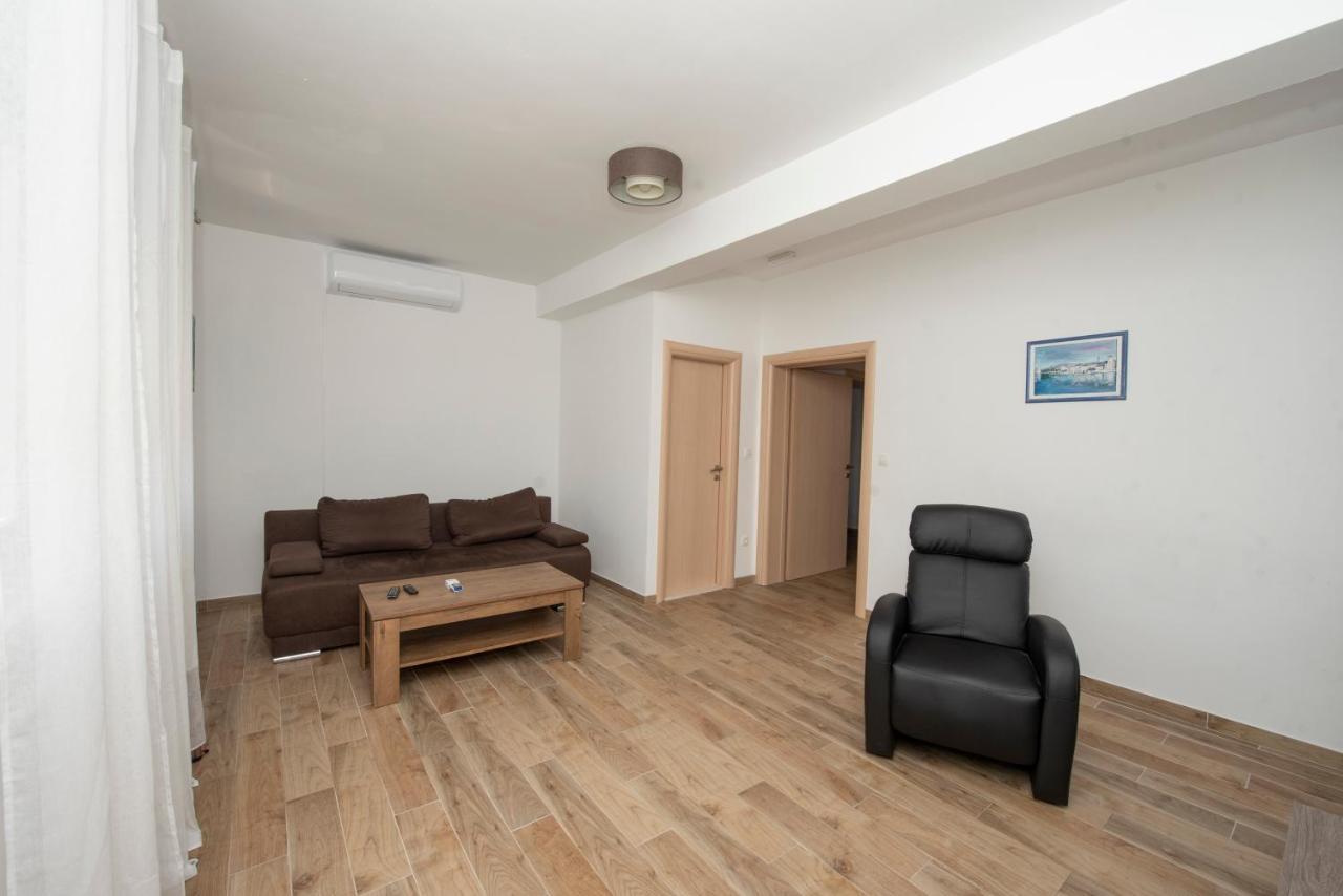 טרוגיר Sunny Attic Apartment With Balcony & Modern City Apartment With Outdoor Area, No Balcony מראה חיצוני תמונה