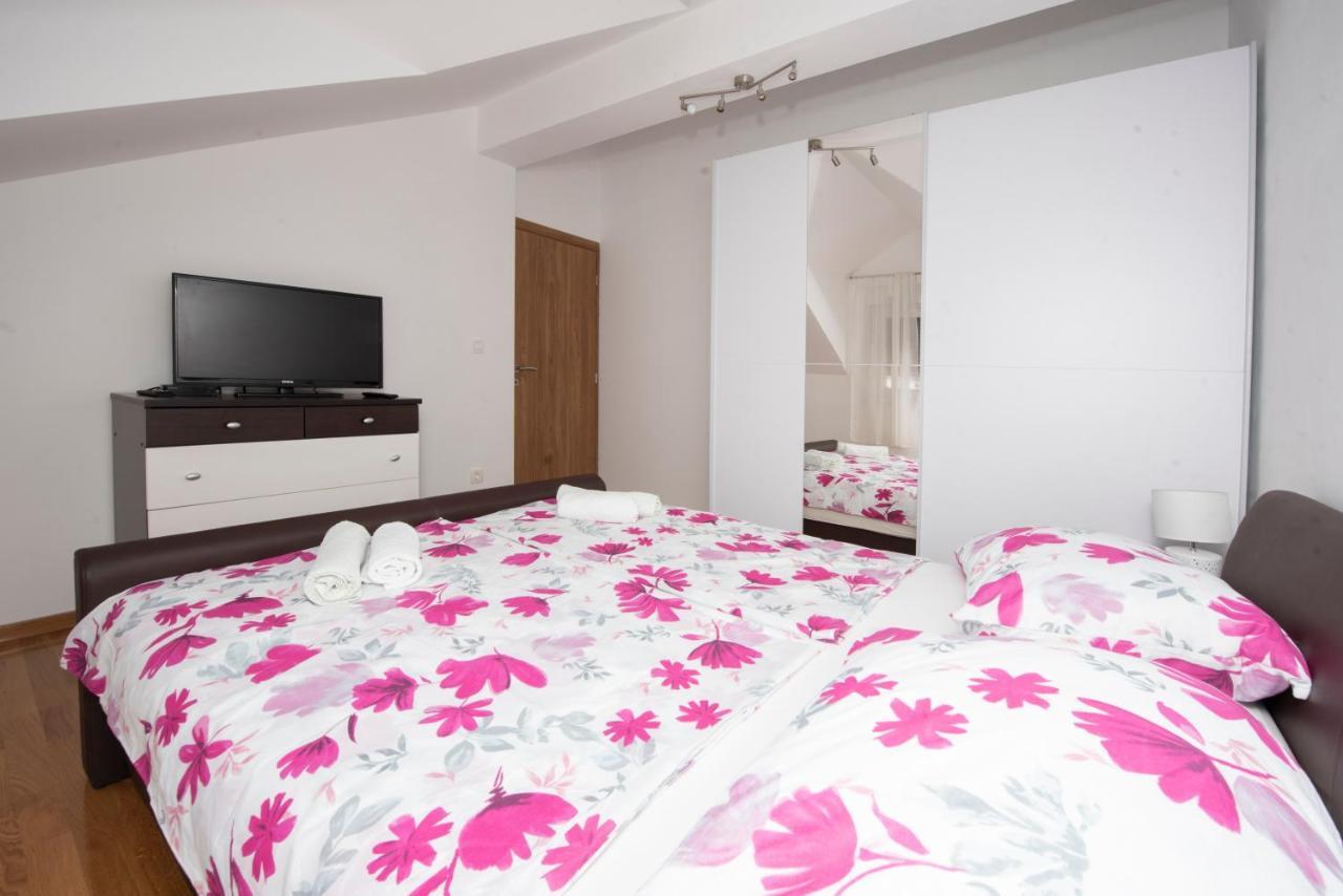 טרוגיר Sunny Attic Apartment With Balcony & Modern City Apartment With Outdoor Area, No Balcony מראה חיצוני תמונה