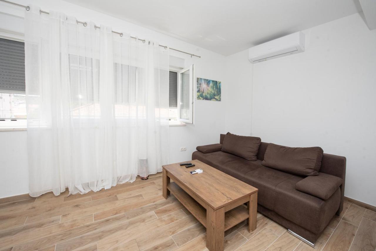 טרוגיר Sunny Attic Apartment With Balcony & Modern City Apartment With Outdoor Area, No Balcony מראה חיצוני תמונה