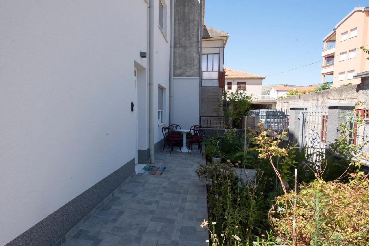 טרוגיר Sunny Attic Apartment With Balcony & Modern City Apartment With Outdoor Area, No Balcony מראה חיצוני תמונה