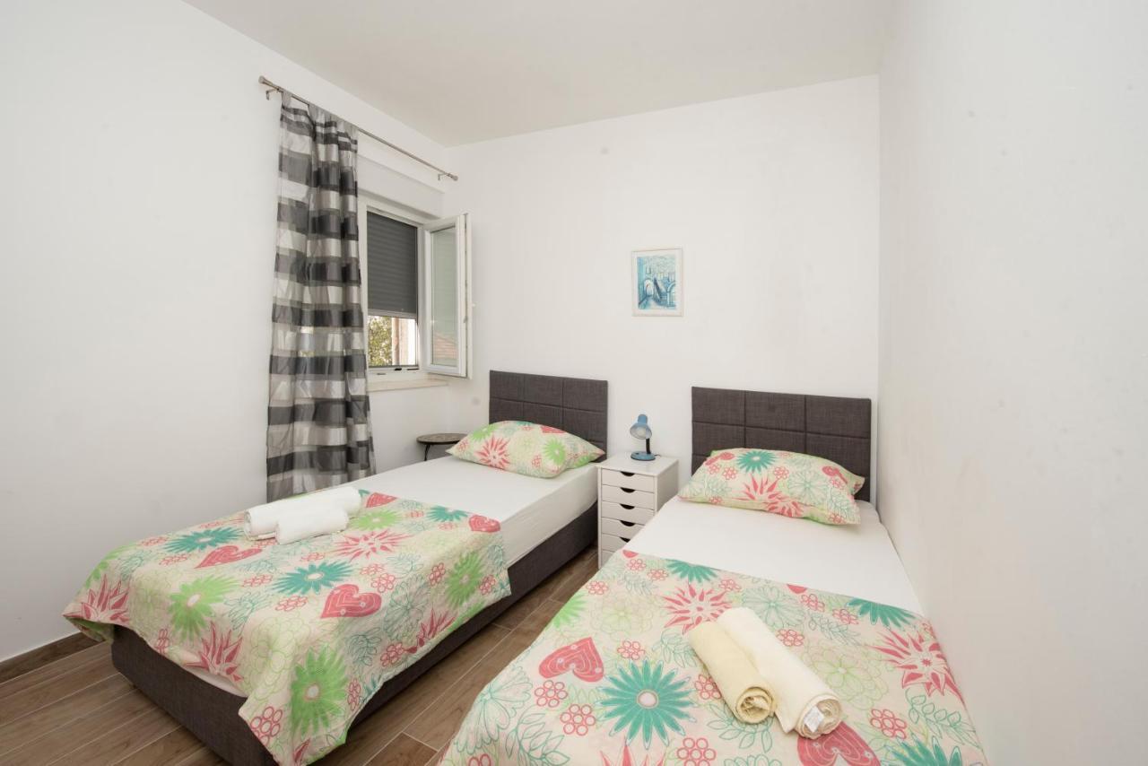 טרוגיר Sunny Attic Apartment With Balcony & Modern City Apartment With Outdoor Area, No Balcony מראה חיצוני תמונה