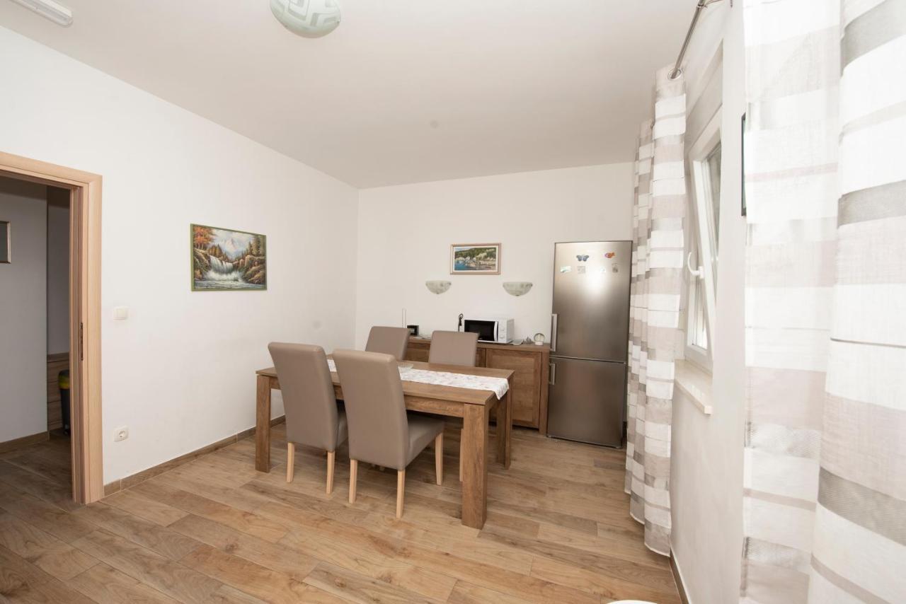 טרוגיר Sunny Attic Apartment With Balcony & Modern City Apartment With Outdoor Area, No Balcony מראה חיצוני תמונה