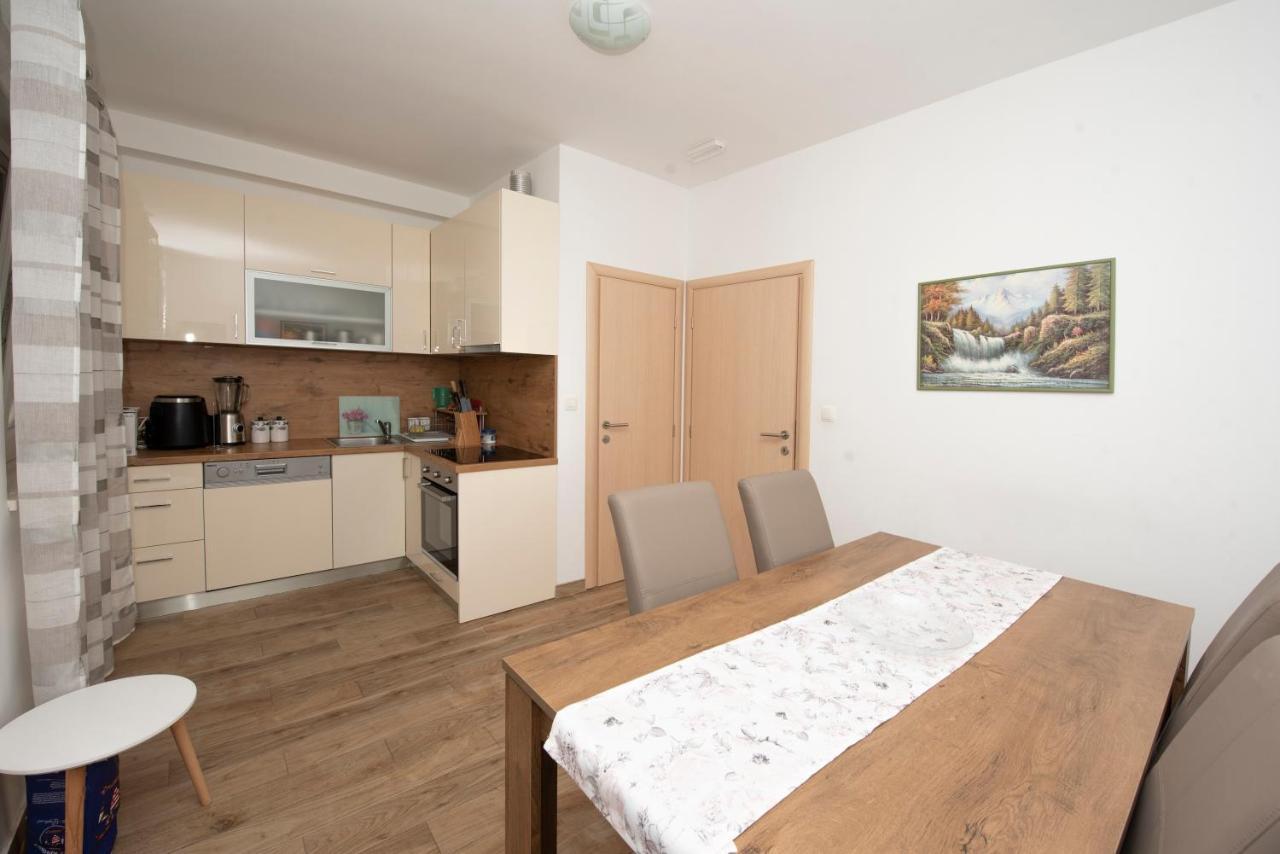 טרוגיר Sunny Attic Apartment With Balcony & Modern City Apartment With Outdoor Area, No Balcony מראה חיצוני תמונה